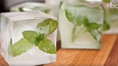 لماذا مكعبات الثلج بيضاء؟ (فيديو)