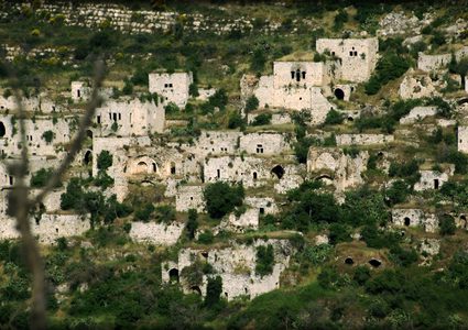 قرية فلسطينية مهجورة في القدس معلم مهدد بالانقراض!