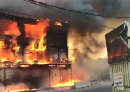 حريق كبير يشب بأحد مقاهي رام الله