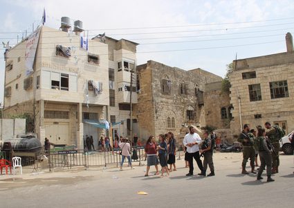 مسيرة في الخليل تطالب بإخلاء منزل عائلة أبو رجب