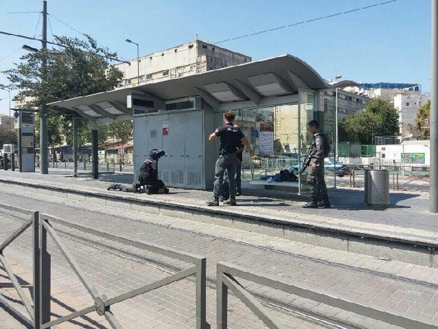 الاحتلال يعتقل شابين بزعم محاولة تنفيذ عملية طعن
