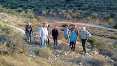 الاحتلال يحتجز مزراعي سلفيت لساعات خلف الجدار