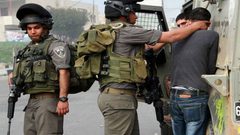 الاحتلال يعتقل شابين في القدس بعد الاعتداء عليهما بالضرب