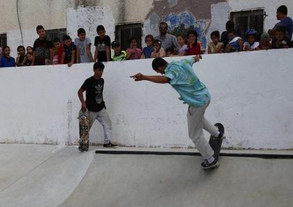 أول نادٍ للتزلج من الإسمنت في جيوس(صور)