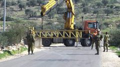 الاحتلال ينصب بوابة حديدية شمال غرب بيت لحم