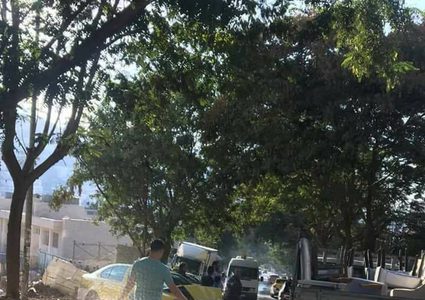 بالصور: إصابة ثلاثة مواطنين جراء انزلاق شاحنة على مركبة في نابلس