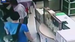 فيديو صادم.. يدخل جثة طفلته لمركز شرطة وهذا ما كشفه!