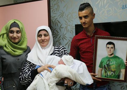 بالصور: "غيث" سفير الحرية الـ"63"..عائلة الأسير القيسي ترزق بطفل بعد 15 عاما