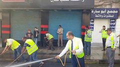 رئيس بلدية ينظف الشوارع بنفسه (صور)