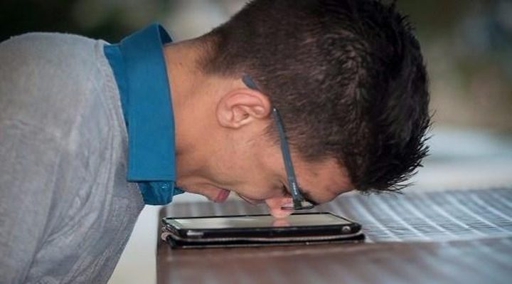 مصاب بالشلل .. أبو محفوظ يؤلف رواية بأنفه