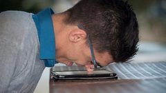 مصاب بالشلل .. أبو محفوظ يؤلف رواية بأنفه