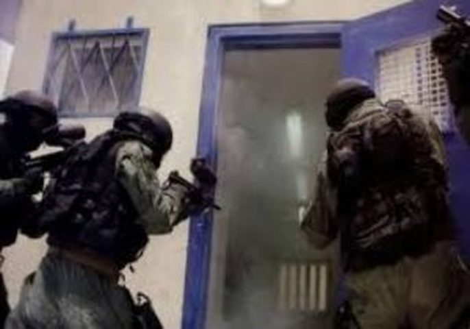 توتر بسجن النقب عقب اقتحام قسم 14 والتنكيل بالأسرى