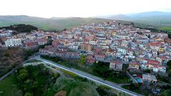 بلدة إيطالية تدفع المال لمن يسكن فيها