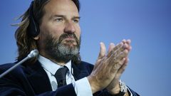 الشباب عليهم بالقراءة والابتعاد عن العالم الافتراضي