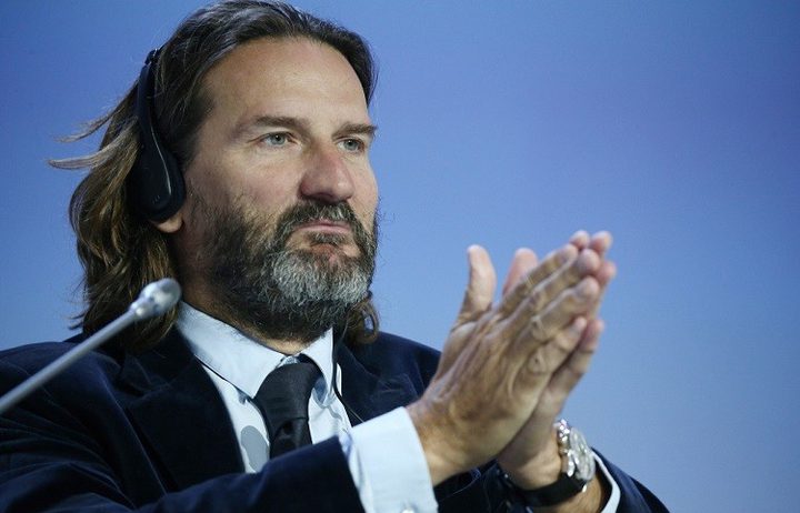 الشباب عليهم بالقراءة والابتعاد عن العالم الافتراضي