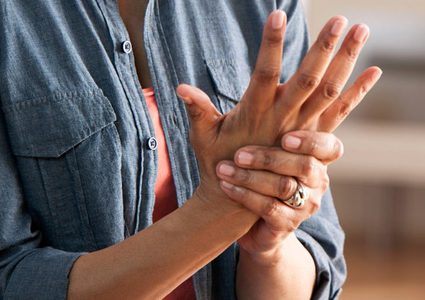 إذا كنت من مرضى التهاب المفاصل.. فانتبه لأنفاسك!