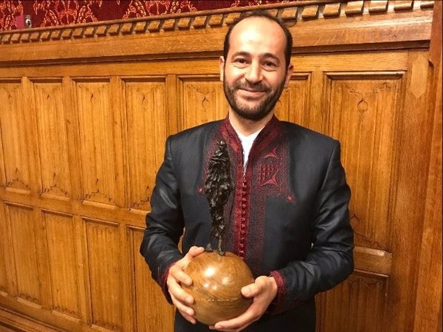 مؤسس "الكمنجاتي" يفوز بجائزة غاندي للسلام 2017