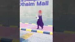 فيديو| شاب يثير غضب الشارع السعودي لارتدائه زيا نسائياً!