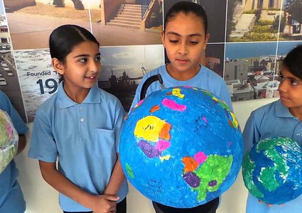 مواطنون: قائمة طلبات المدارس ترهق جيوبنا - التربية: سنعيد النظر (صور)