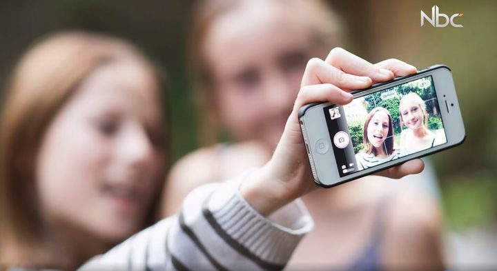 مخاطر "السوشال ميديا" .. كيف تحمين طفلك ؟ (فيديو)