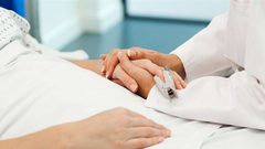 مستشفى "يتاجر" بمرضى السرطان