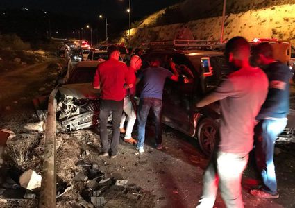 "صور" عشر اصابات في حادث تصادم بين اربع مركبات في حلحول