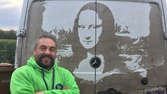 الفنان "فان جوخ" يرسم اللوحات على أسطح السيارات!