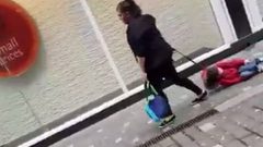 مشهد مروع لسيدة تجر طفلاً بحبل فوق رصيف !
