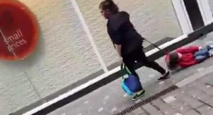 مشهد مروع لسيدة تجر طفلاً بحبل فوق رصيف !