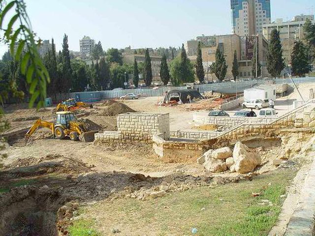 العثور على مدفن خلال حفريات بمحاذاة مقبرة مأمن الله