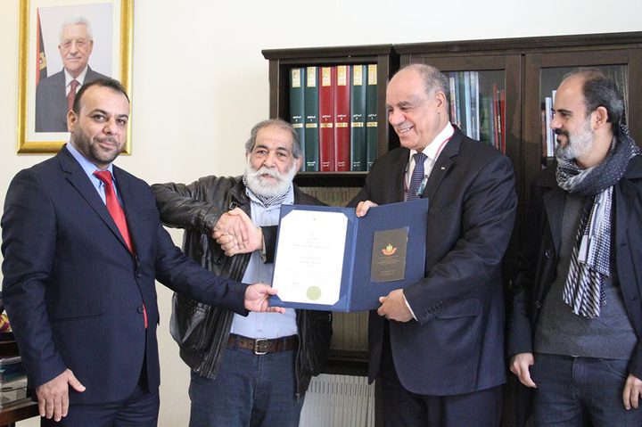 الرئيس يمنح الفنان التشكيلي سمير سلامة وسام الثقافة والعلوم والفنون