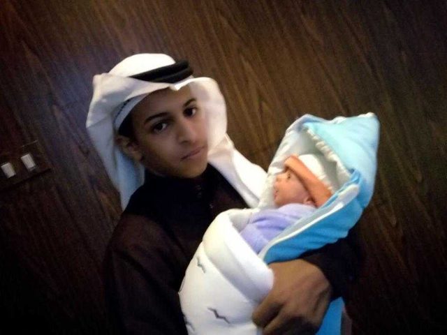 أصغر عريس في تبوك يرزق بمولود