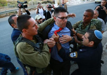 الاحتلال يفض وقفة تضامنية منددة بوعد بلفور (صور-فيديو)