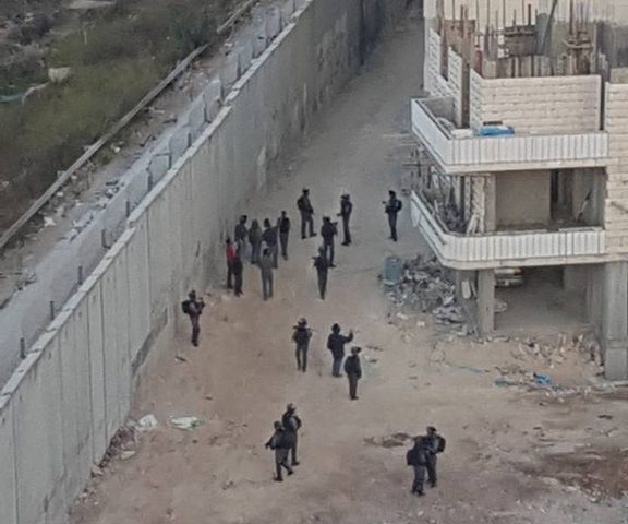 الاحتلال يقتحم حي المطار شمال القدس