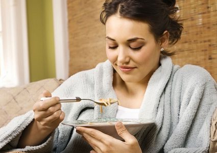 عادات سلبية تساهم في زيادة الوزن في الشتاء(فيديو)