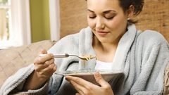 عادات سلبية تساهم في زيادة الوزن في الشتاء(فيديو)