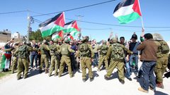 متظاهرون يرشقون مجسماً لبلفور بالأحذية في مسيرة قمعها الاحتلال