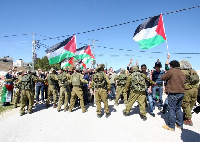 متظاهرون يرشقون مجسماً لبلفور بالأحذية في مسيرة قمعها الاحتلال