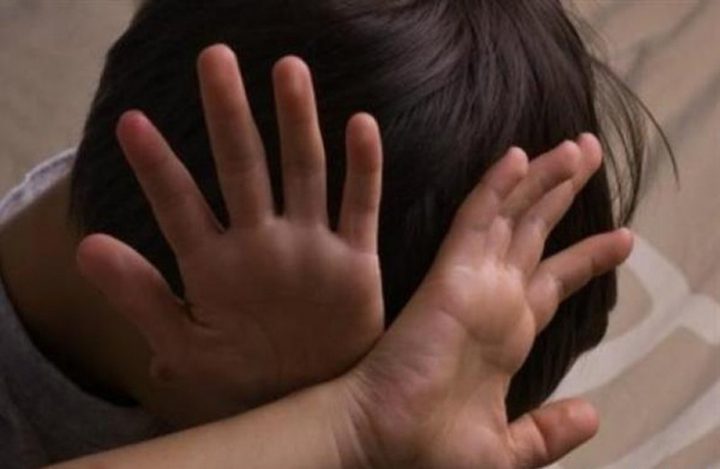 ضرب وتوقيف طالب بعد تأخره عن المدرسة 15 دقيقة.. والأمن: كل شيء مثبت بالكاميرات