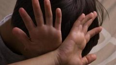 ضرب وتوقيف طالب بعد تأخره عن المدرسة 15 دقيقة.. والأمن: كل شيء مثبت بالكاميرات