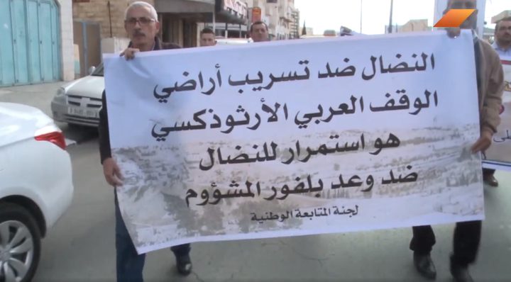 أجانب يشاركون في مسيرة تضامنية في مدينة بيت لحم تنديدًا بوعد بلفور