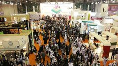حضور كثيف لمعرض الشارقة للكتاب في يومه الثاني