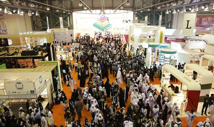 حضور كثيف لمعرض الشارقة للكتاب في يومه الثاني