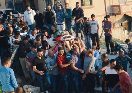 شاهد...والدة شهيد دير بلوط تودعه بالورود "فيديو"