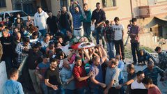 شاهد...والدة شهيد دير بلوط تودعه بالورود "فيديو"