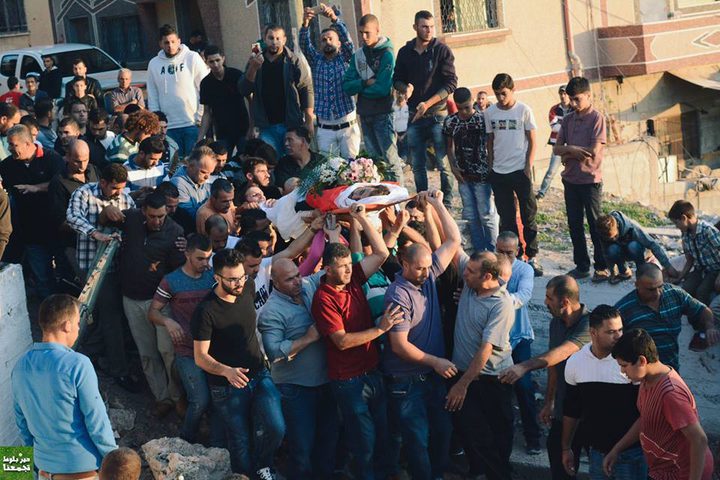 شاهد...والدة شهيد دير بلوط تودعه بالورود "فيديو"