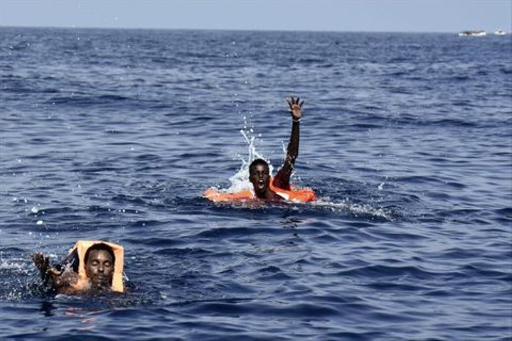 مصرع 23 مهاجرًا إثر غرق قاربهم قبالة الشواطئ الليبية