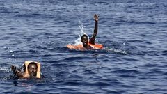 مصرع 23 مهاجرًا إثر غرق قاربهم قبالة الشواطئ الليبية