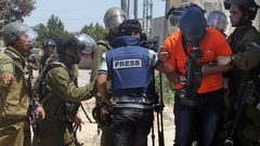 الاحتلال يحتجز عدداً من الصحفيين على مدخل قرية كفر قدوم