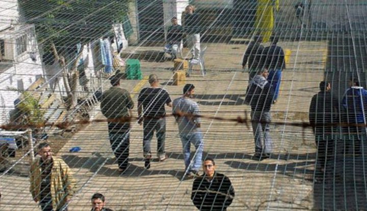 ثلاثة أسرى يدخلون أعواما جديدة في السجون